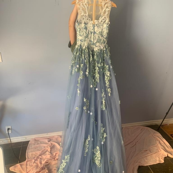 GORGEOUS Blue and Cream/White Gown With Flowers. - Picture 4 of 5